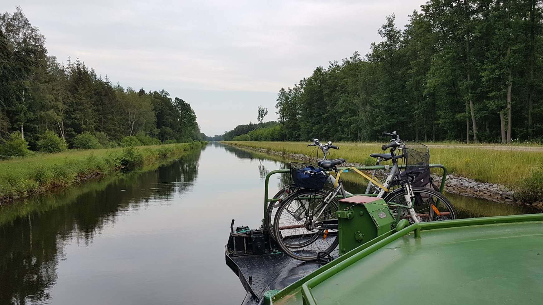 Boot & Bike: Eine Fahrt mit dem Lewitz-Kieker lässt sich gut mit einer Fahrradtour kombinieren. 