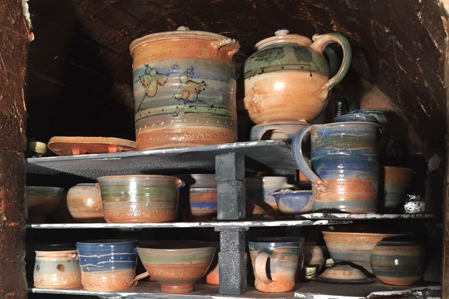 Foto: Keramik Mecklenburger Vogel/Regine Schönemann Ein Blick in den Holzbrandofen der Keramikwerkstatt Mecklenburger Vogel in Rusch in der Lewitz.