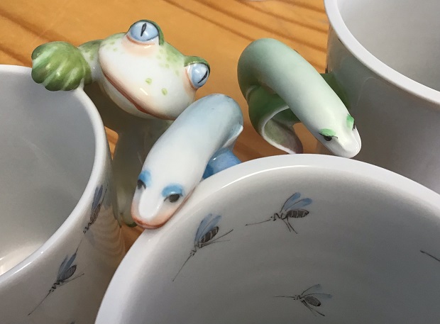 Tassen mit Frosch- und Fischmotiven von Kerstin Behrens aus der ersten mecklenburgischen porzellanmanufaktur in Sukow in der Lewitz.