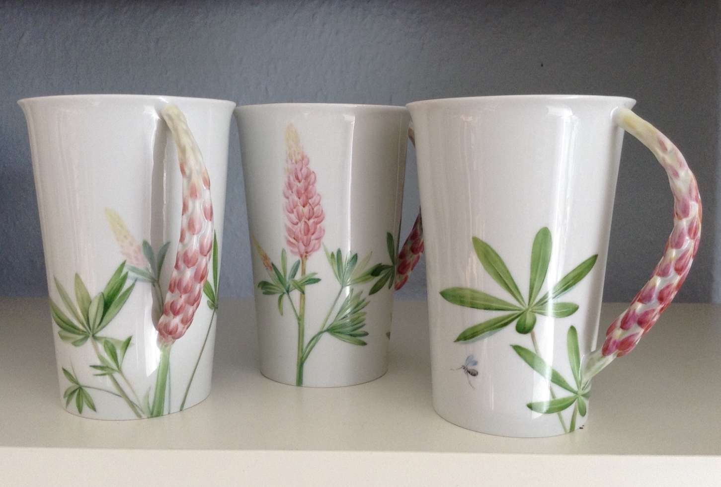 Kunstvolle Tasse mit Lupinenmotiv - erste mecklenburgische porzellanmanufaktur Sukow.