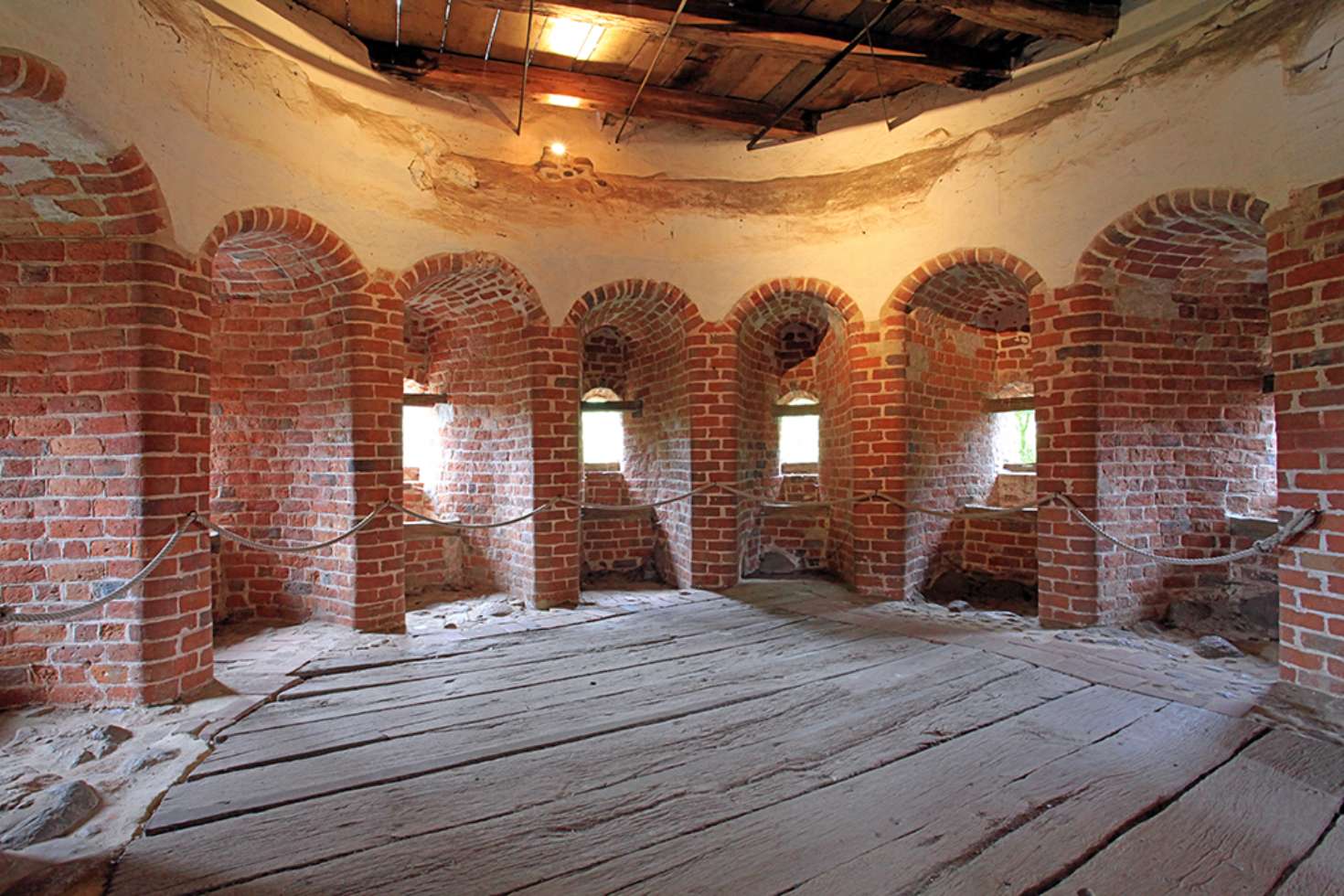 Burgturm mit Schießscharten in der Burg Neustadt-Glewe aus dem 13. Jahrhundert