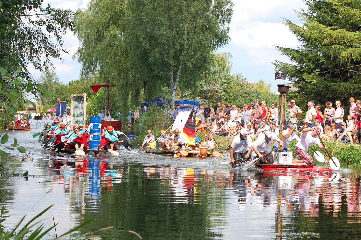 Die Badewannen-Regatta in Banzkow ist seit über 20 Jahren ein beliebtes Spektakel an der Stör. 