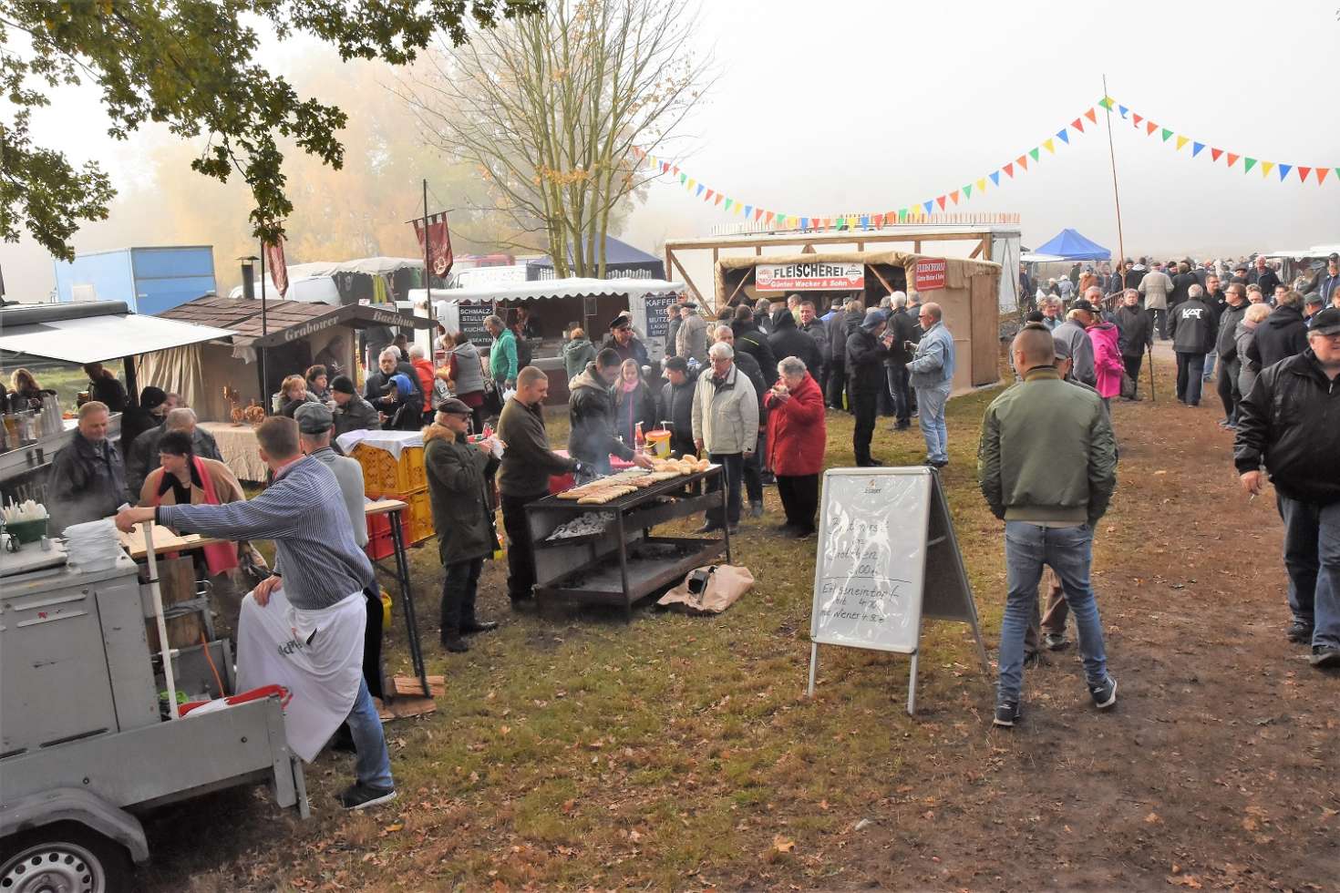 Bei Glühwein, Frischfisch und weiteren Leckereien kommt Volksfeststimmung auf. 