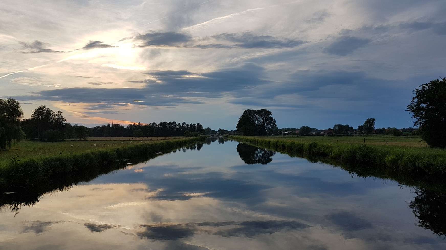 Ruhiges Gewässer Störkanal - idyllische Spiegelungen werden vom Boot, Rad oder bei einer Wanderung sichtbar.