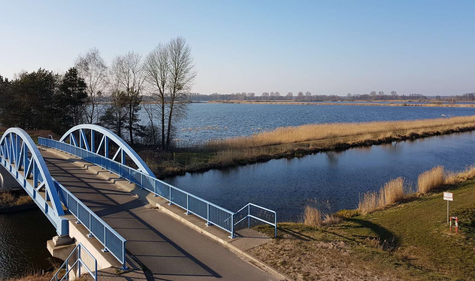 Schönes Radlerziel: Aussichtsturm an der Dütschower Brücke mit Blick auf das Naturschutzgebiet Lewitzer Fischteiche.