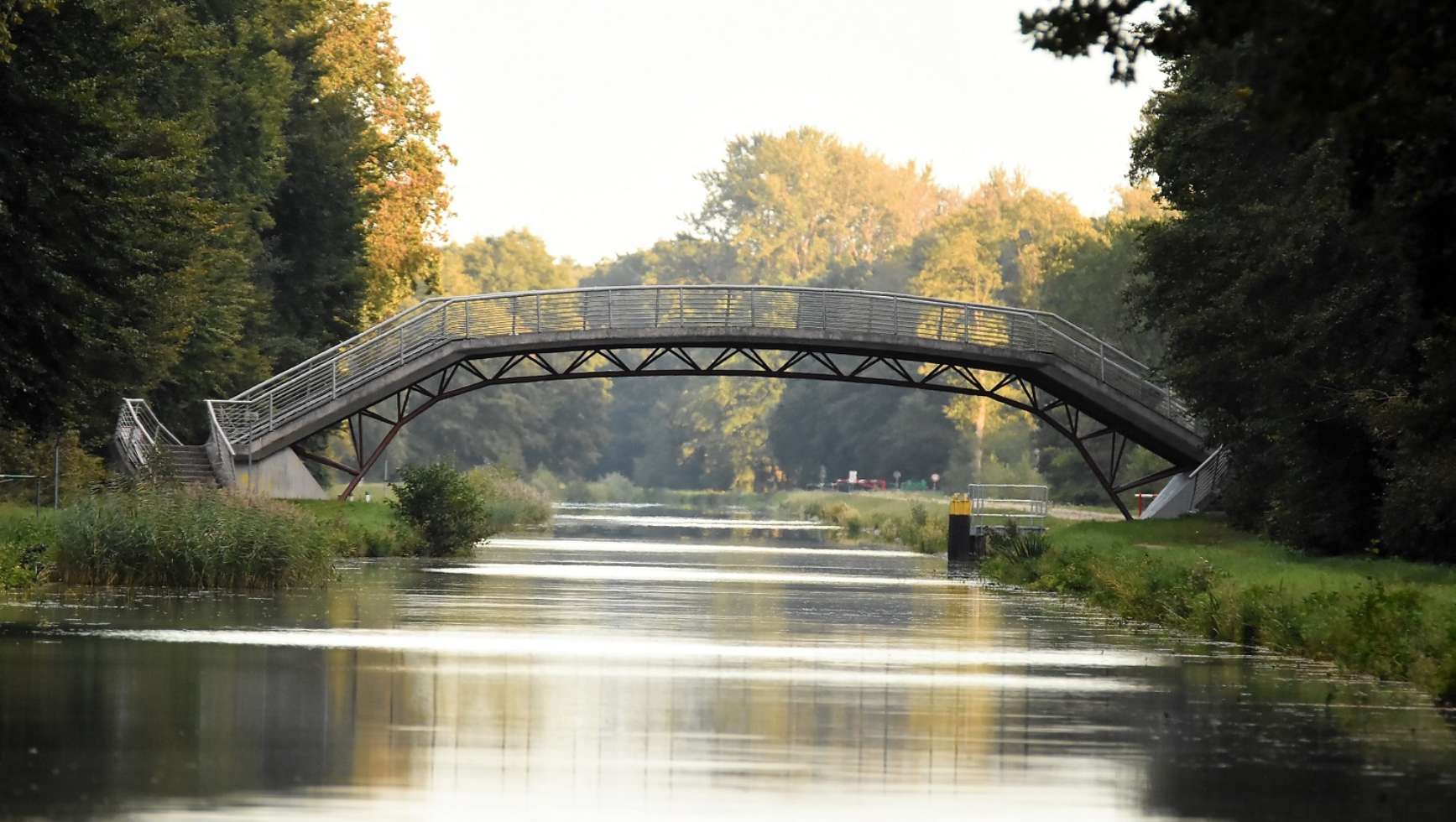 Über die Gaartzer Brücke in der Waldlewitz können Radler den Störkanal überqueren.