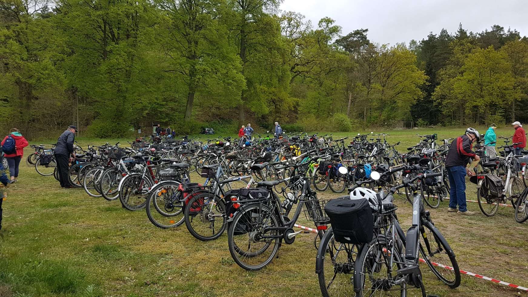 Genügend Parkplätze für Fahrräder sind vorhanden.