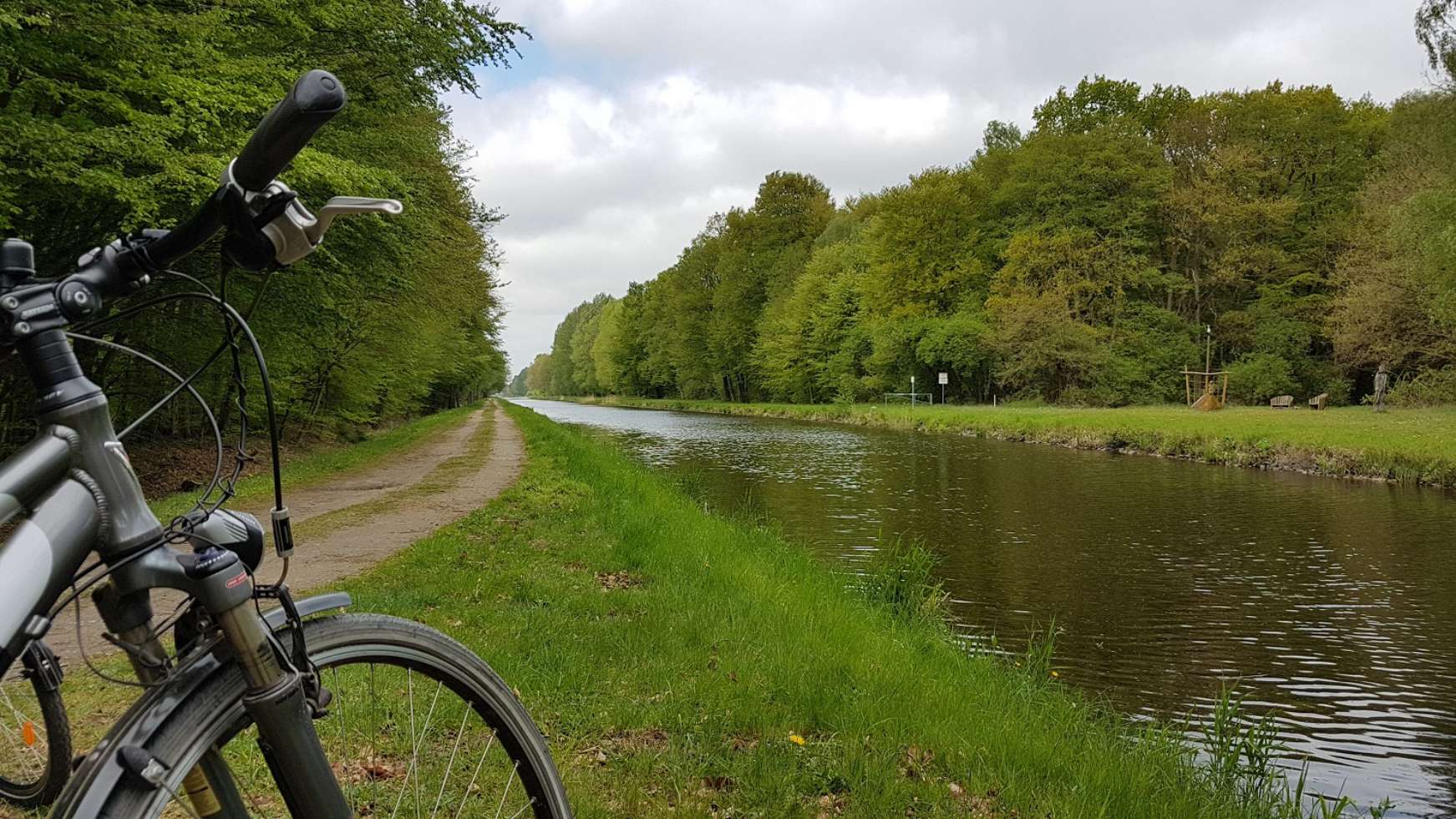 Mit dem Fahrrad am Störkanal entlang Richtung Banzkow.