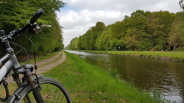 Lewitzer Radweg am Störkanal bei Banzkow