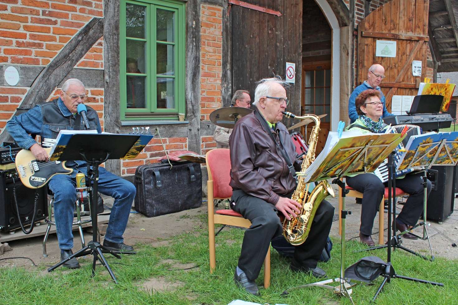 Hier erwarten die Radler Musik, Kaffee, Kuchen, Fisch und weitere Leckereien.