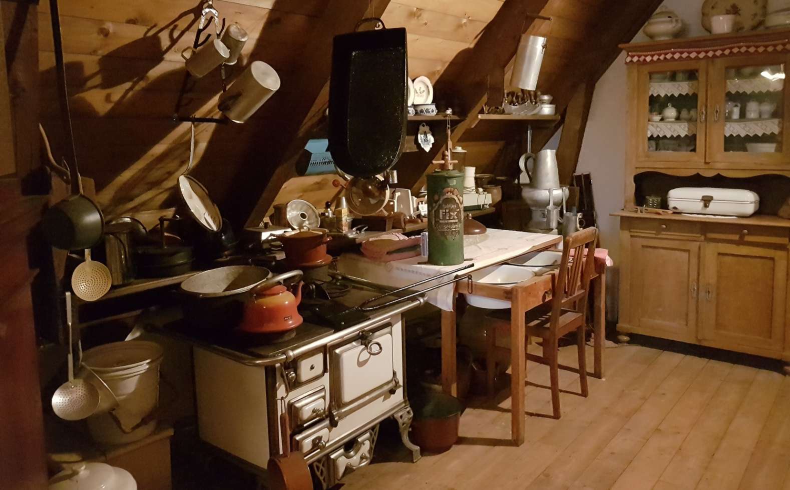 Heimatstube Crivitz: alte Küche mit vielen Utensilien zum Ausprobieren oder Ausleihen