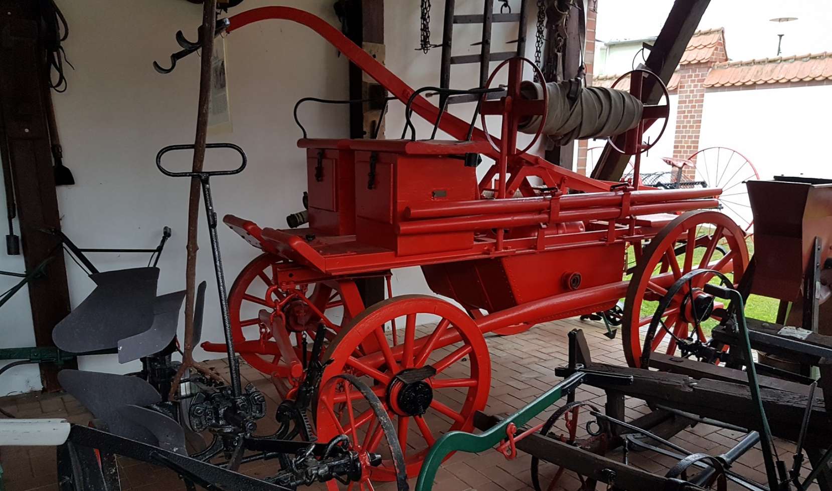 Ein Handlöschwagen aus den frühen 1920er Jahren gehört zur Sammlung an historischen Gerätschaften der Heimatstube Crivitz.