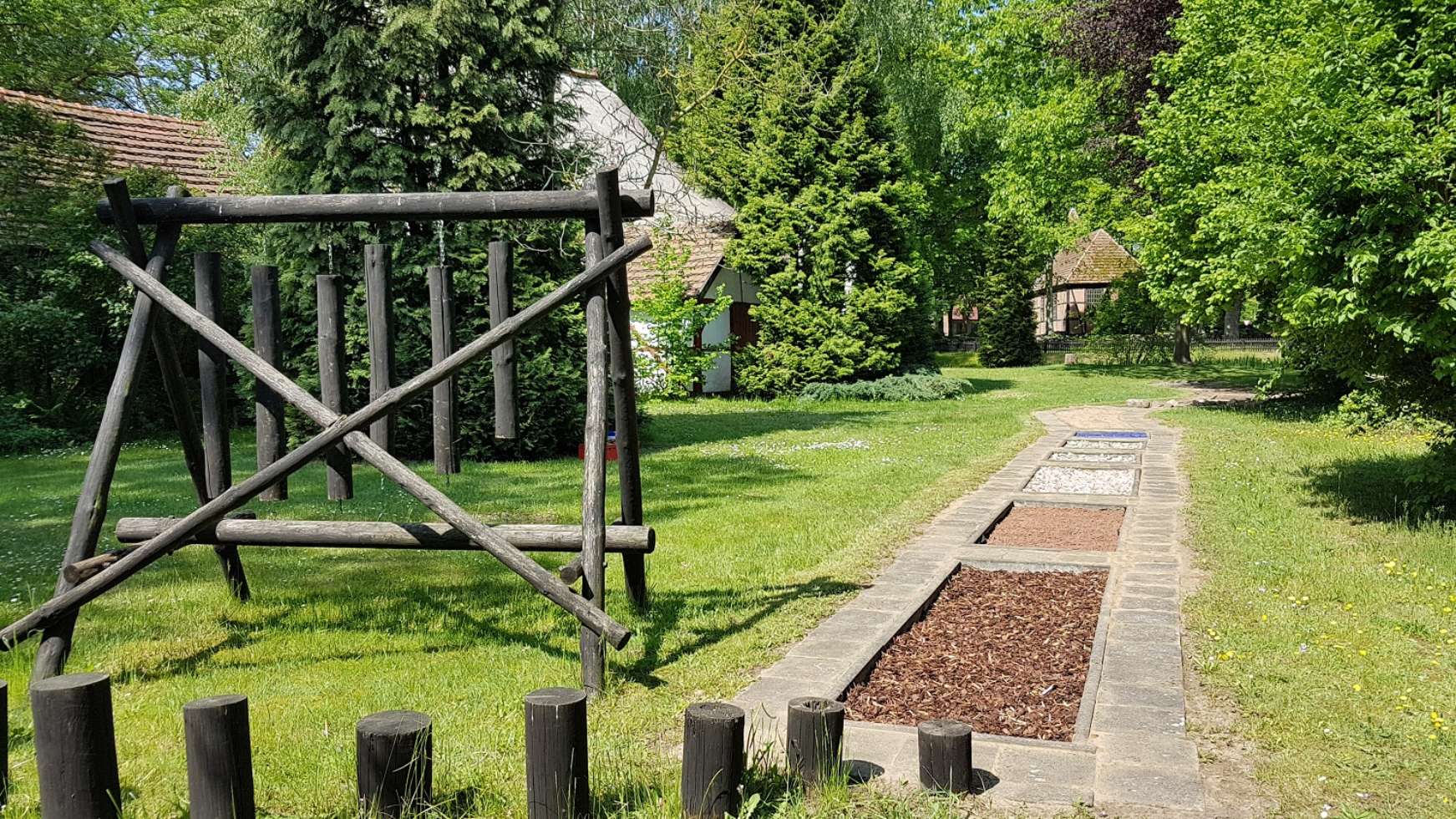 Der Barfußpfad, Klanghölzer und Rätselstationen gehören zum weitläufigen Außengeländes der Museumsanlage Pingelhof.