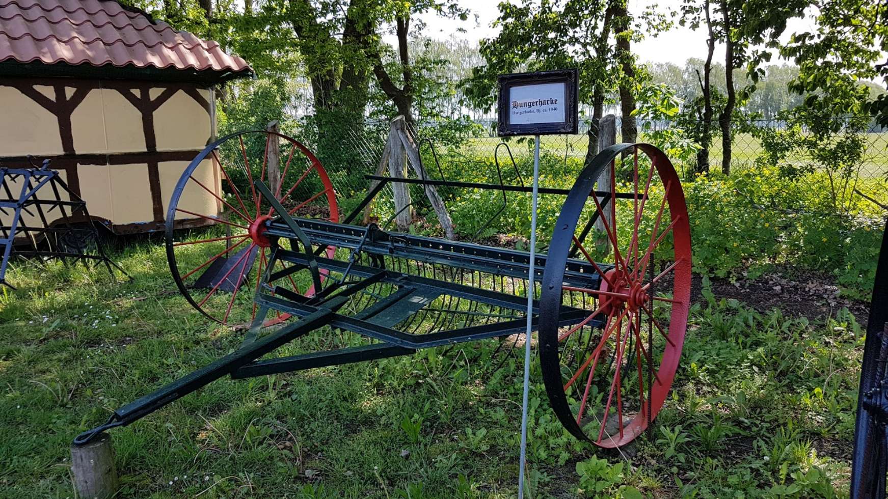 Die Hungerharke gehört zur umfangreichen Sammlung historischer Gerätschaften auf dem Pingelhof. 