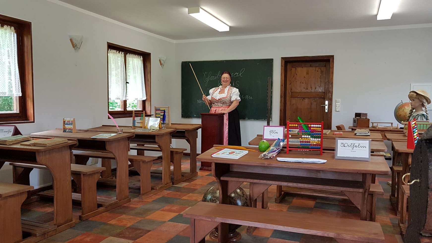 Im Klassenzimmer auf dem Pingelhof werden für Gruppen Schulstunden anno 1900 abgehalten.