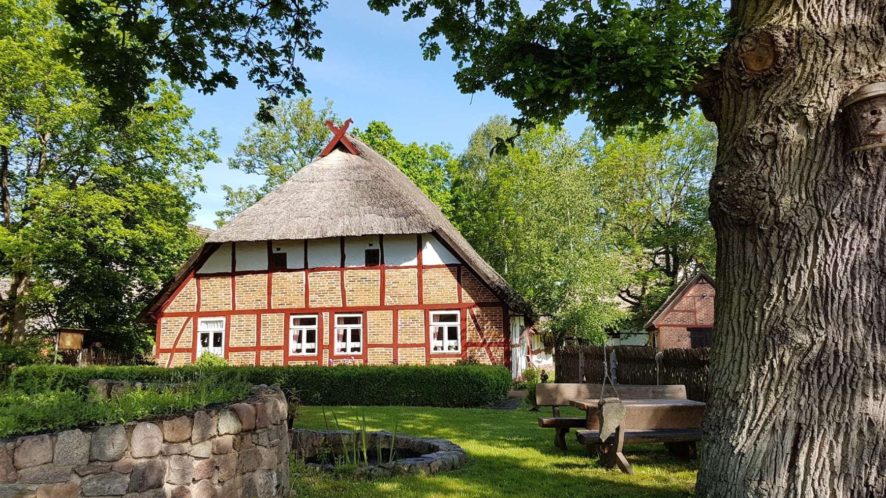 Blick auf das über 400 Jahre alte Bauernhaus auf dem Pingelhof in Alt Damerow