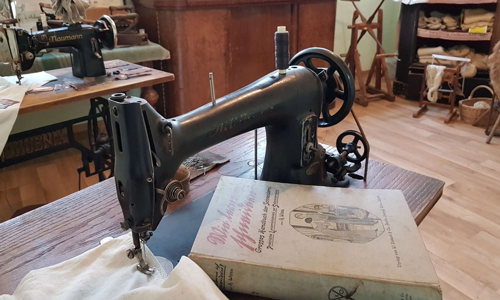Alte Nähmaschinen, Spinnräder, Leinenkleidung, Stickereien - im Störtalmuseum Banzkow werden alte Handarbeitstechniken wieder lebendig.