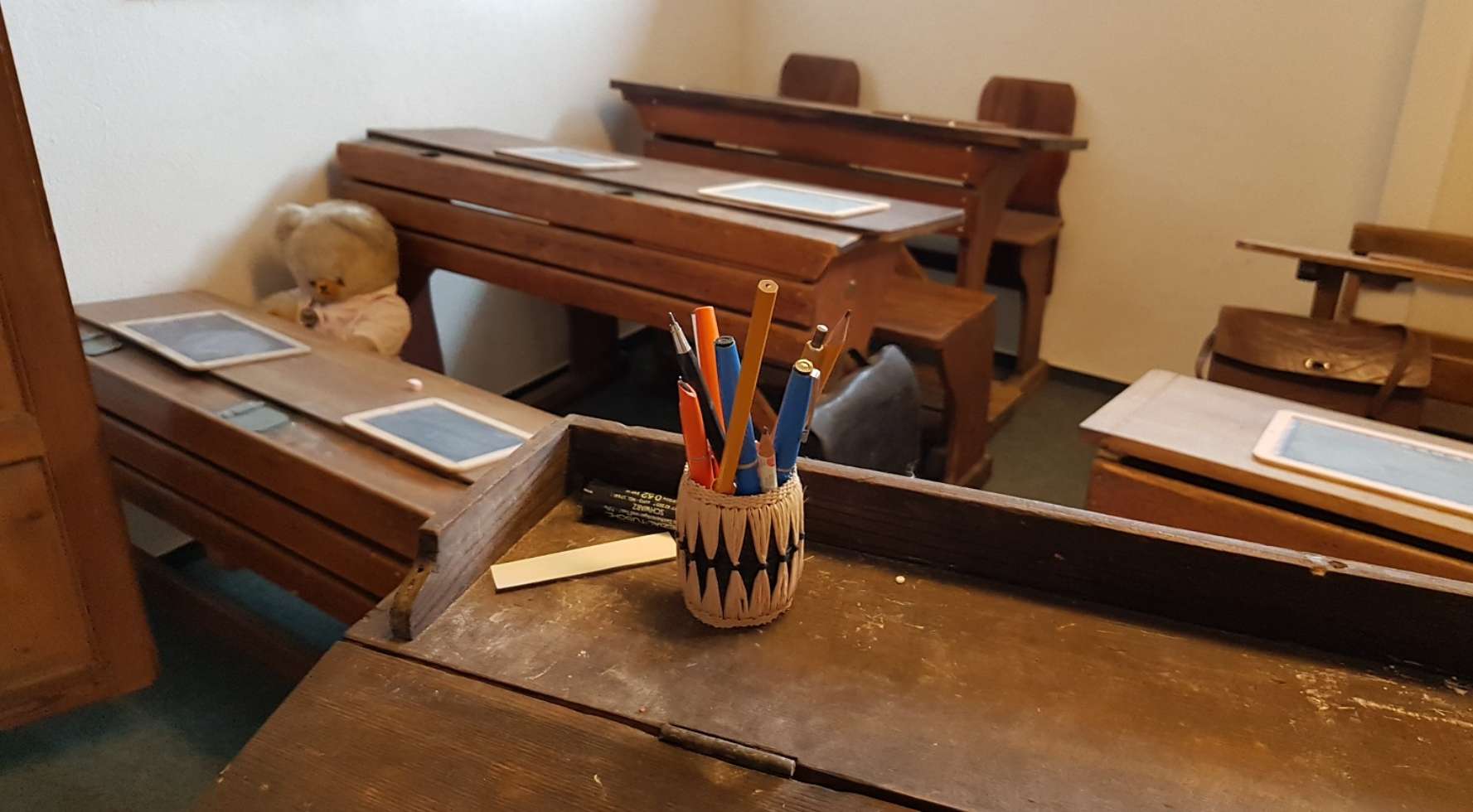 Das alte Klassenzimmer im Störtalmuseum Banzkow lädt zu Schulstunden mit Schiefertafel und Griffel ein.