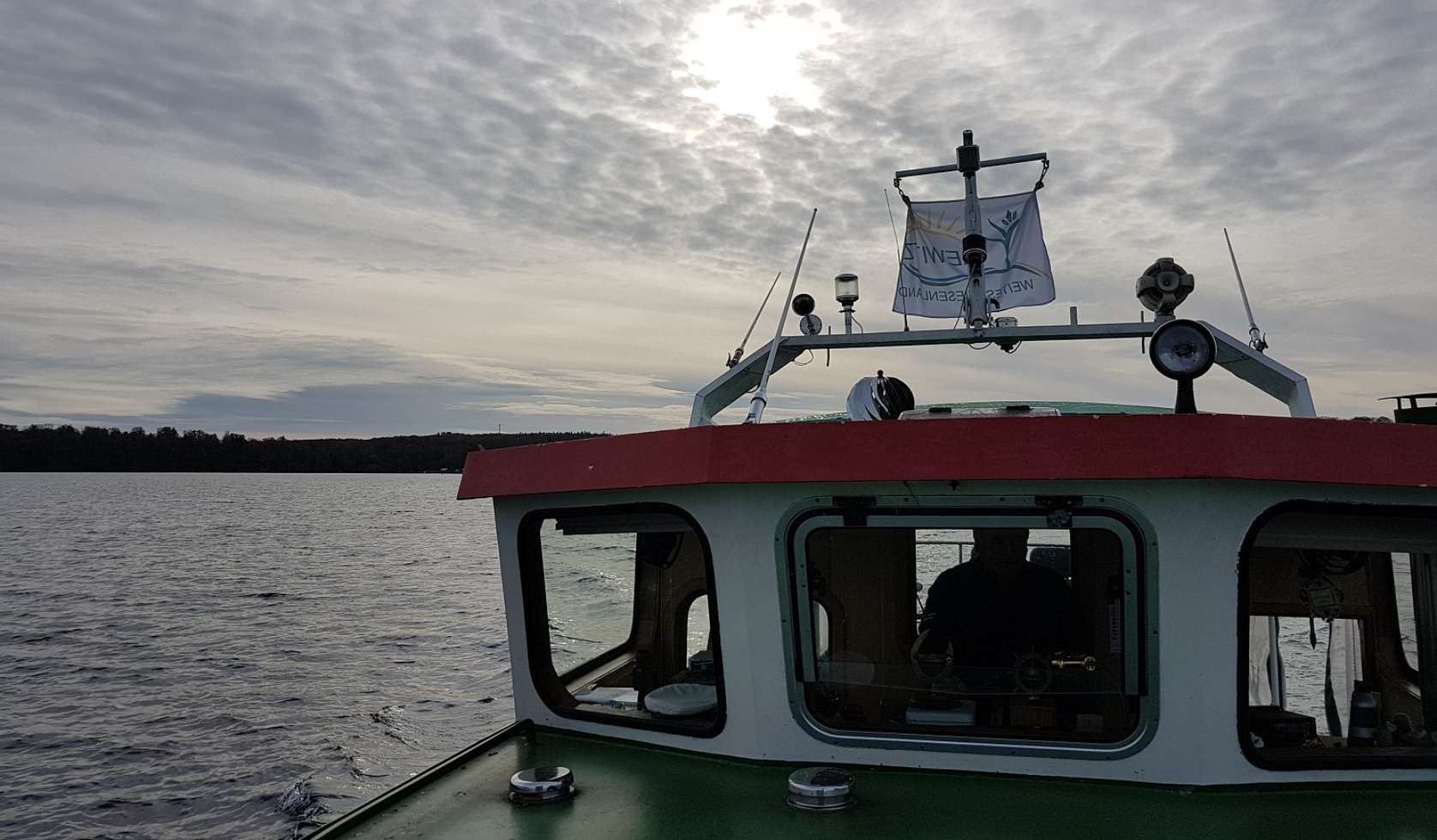 Mit dem Lewitz-Kieker geht es über den Störkanal auch bis auf den Schweriner See - Blick auf die Insel Kaninchenwerder inklusive.