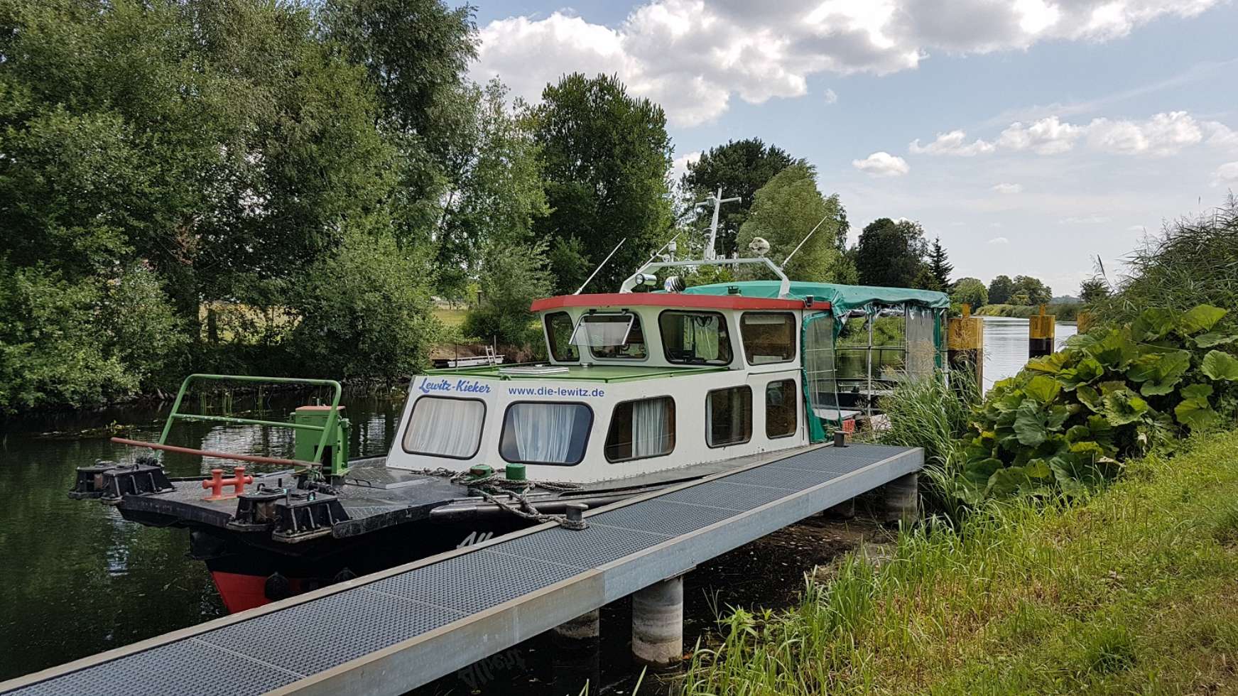 Lewitz-Kieker Albert startet ab Heimathafen Plate zu geführten Bootstouren auf dem Störkanal Richtung Schweriner See oder Waldlewitz, Lewitzer Fischteiche, Neustadt-Glewe.