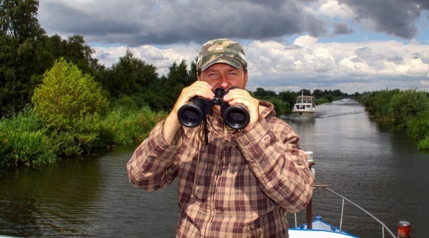 Der Lewitz-Ranger begleitet Ihre geführte Bootstour mit dem Lewitz-Kieker "Albert" auf dem Störkanal.