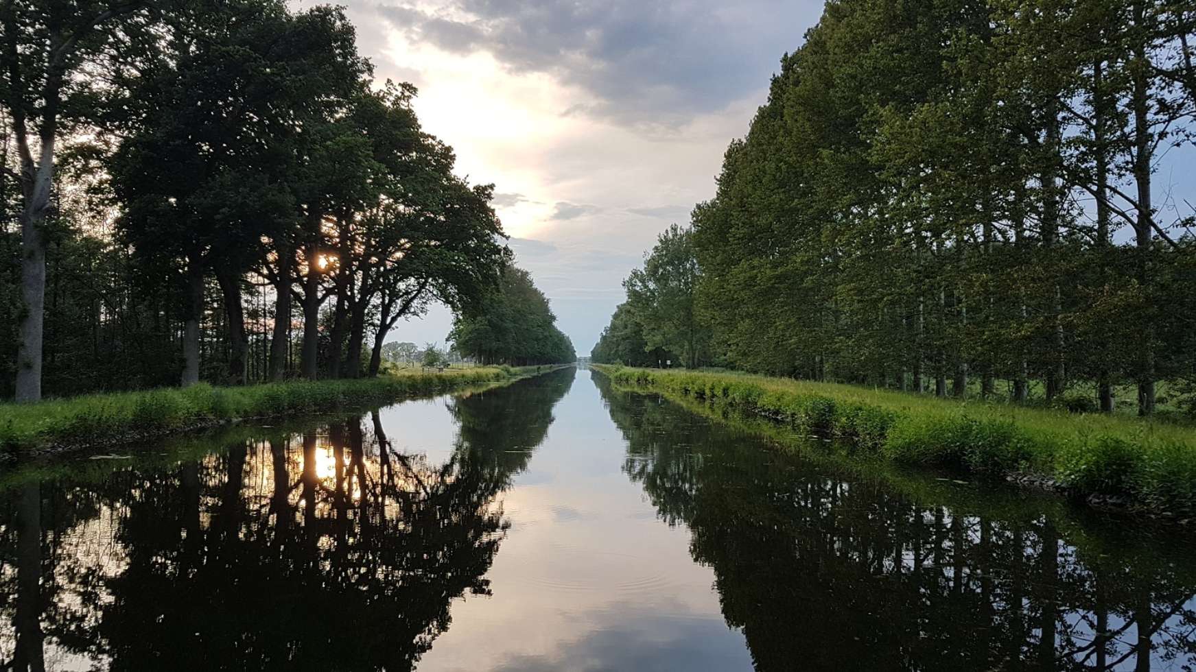 Kurs auf die Schleuse Banzkow - dem Sonnenuntergang entgegen.